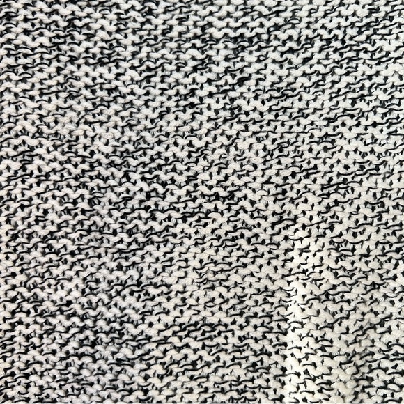 Gorgeous knit slightly cropped salt and pepper sweater - Picture 5 of 5